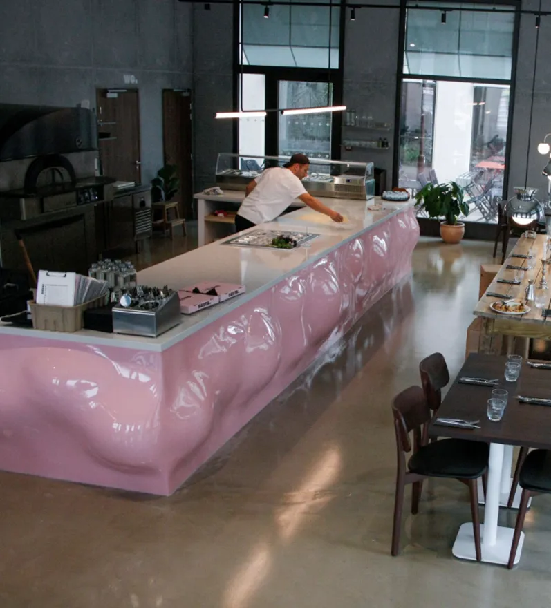 Gigantesque bar rose bonbon pour Basta Pizza bar